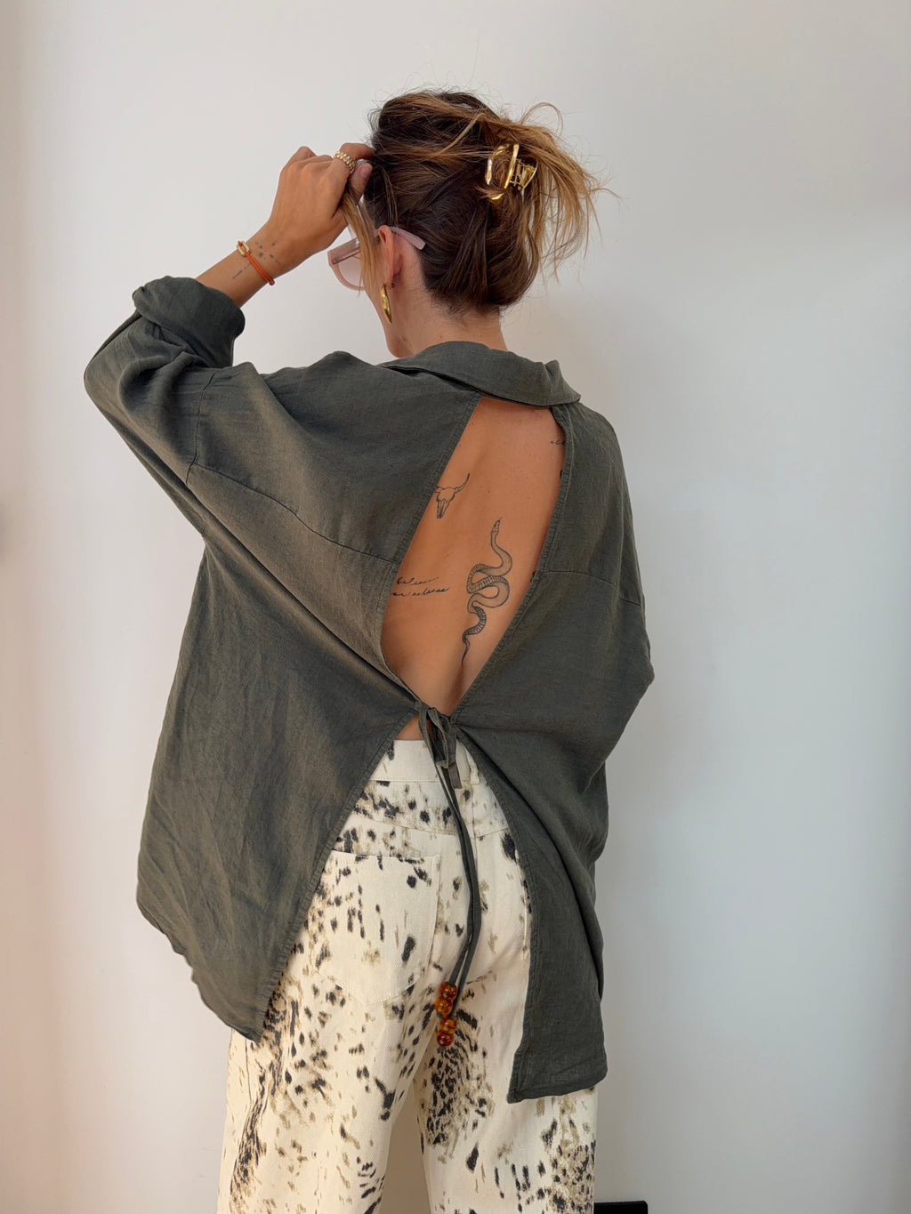 Chemise dos nu en lin - kaki