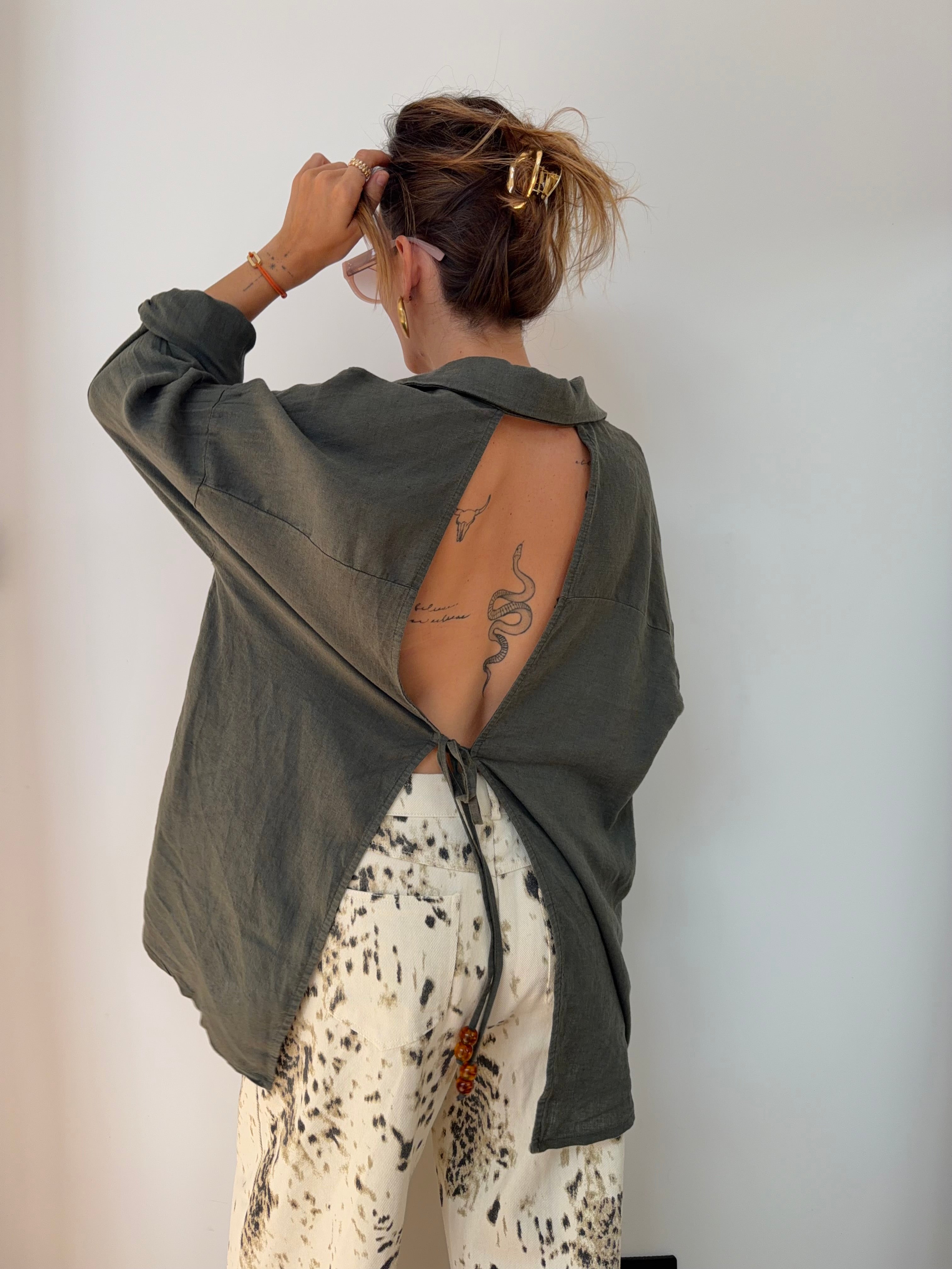 Chemise dos nu en lin - kaki