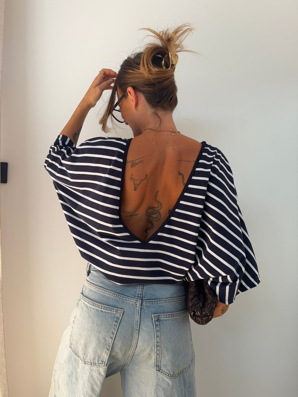 T-shirt dos nu V - bleu rayé blanc
