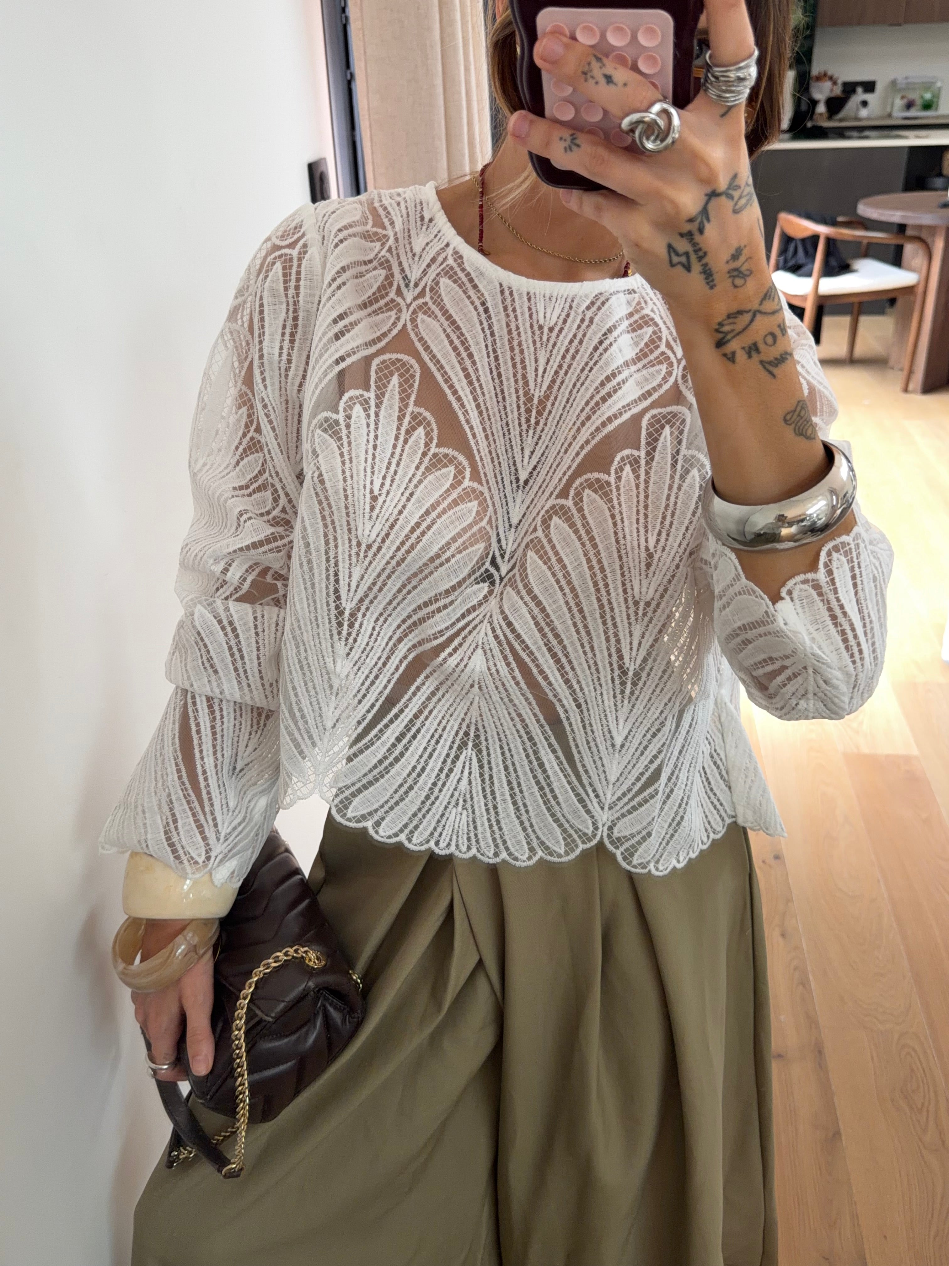 Haut en dentelle dos nu