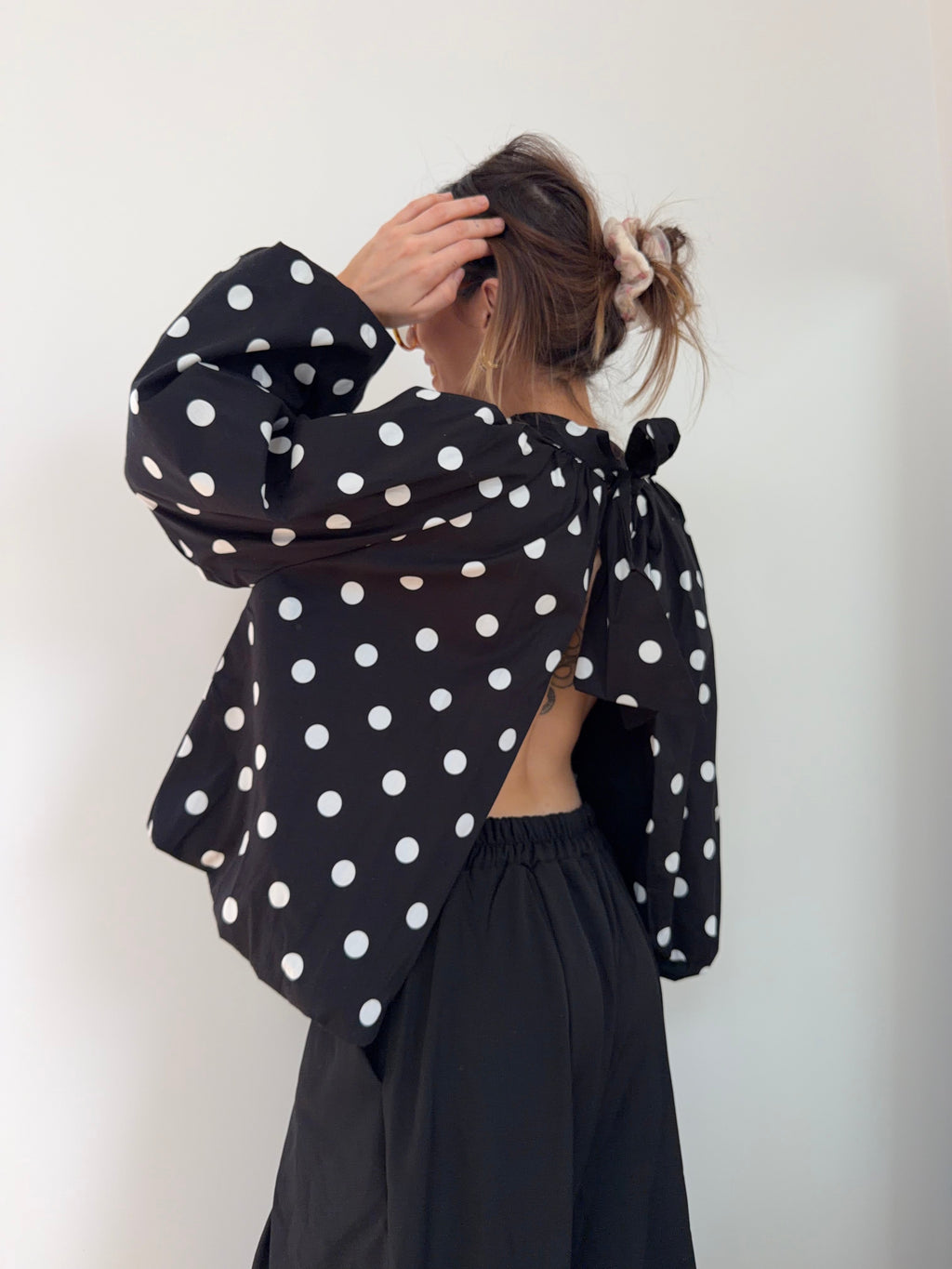 Blouse dos nu à pois - noire
