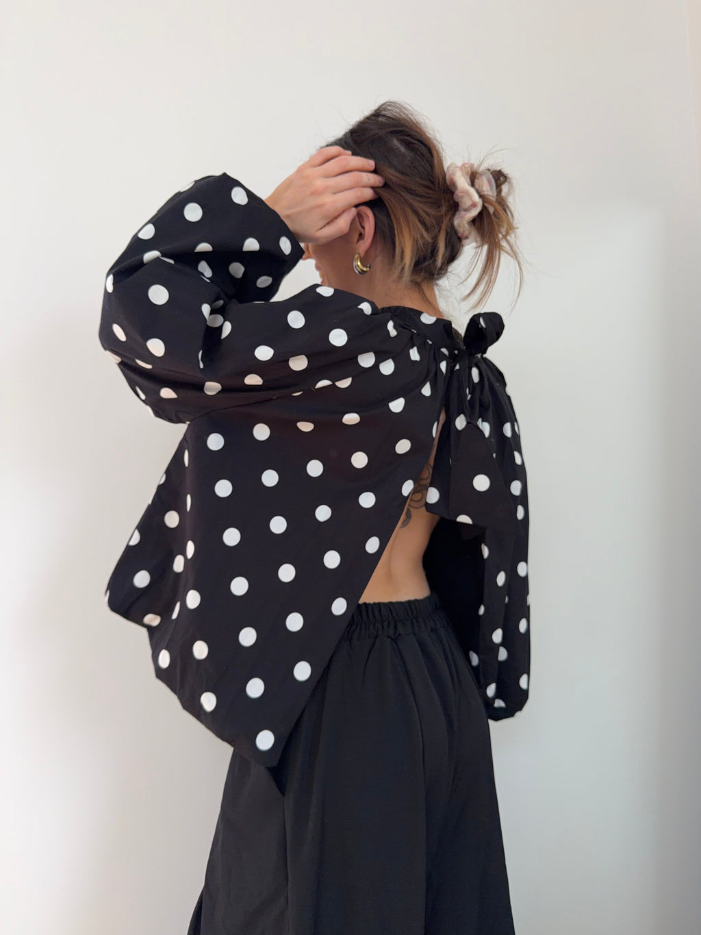 Blouse dos nu à pois - noire