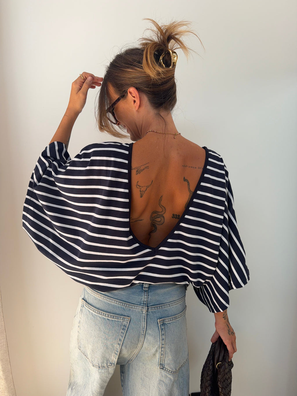 T-shirt dos nu V - bleu rayé blanc