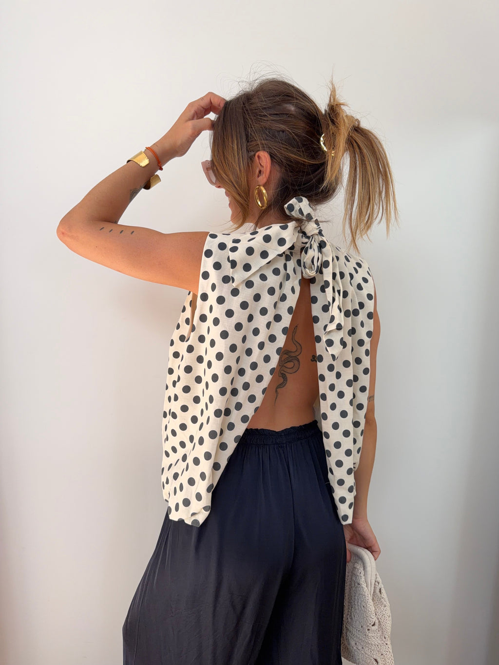 Blouse dos nu à pois - beige et grise