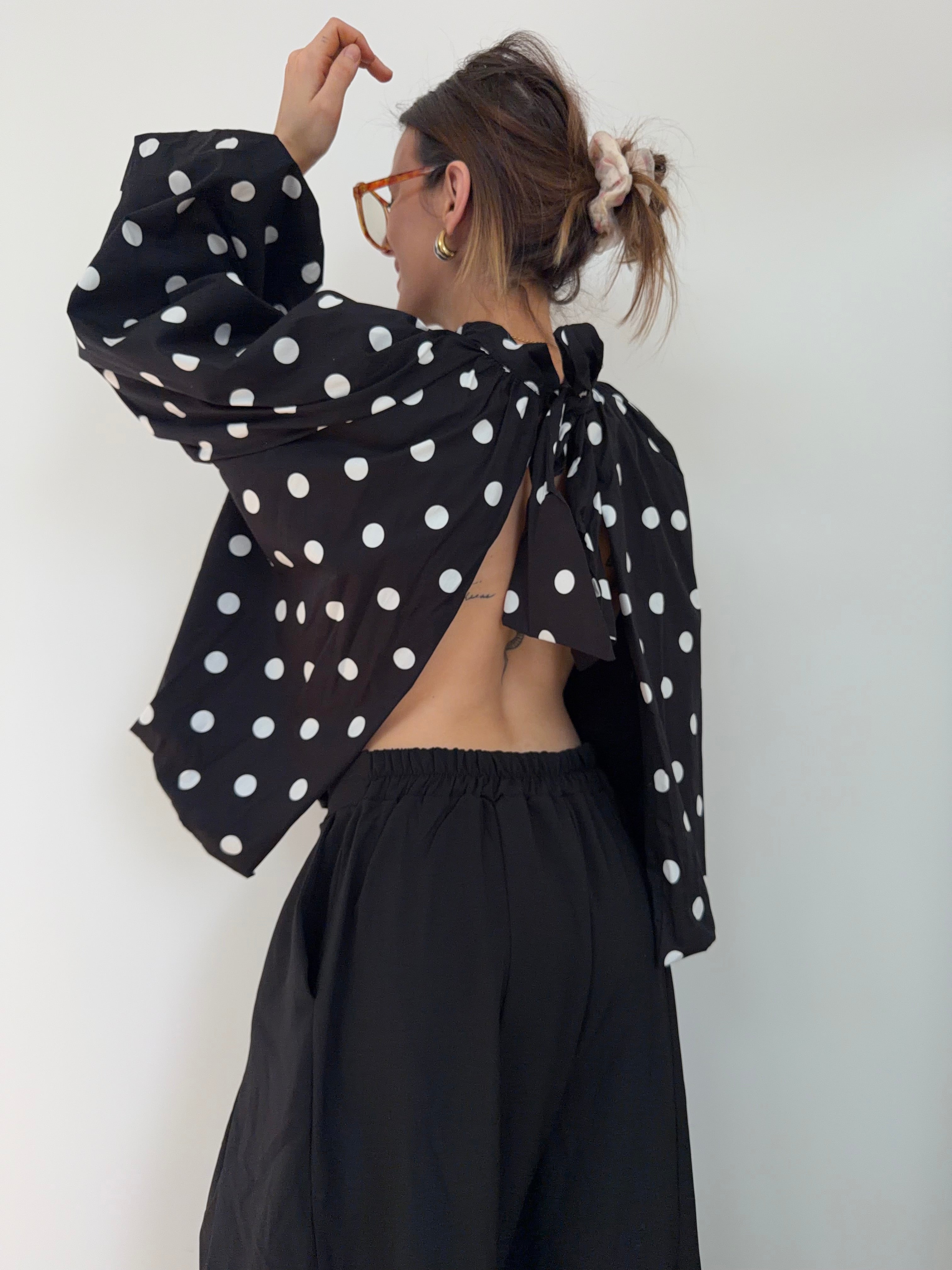 Blouse dos nu à pois - noire